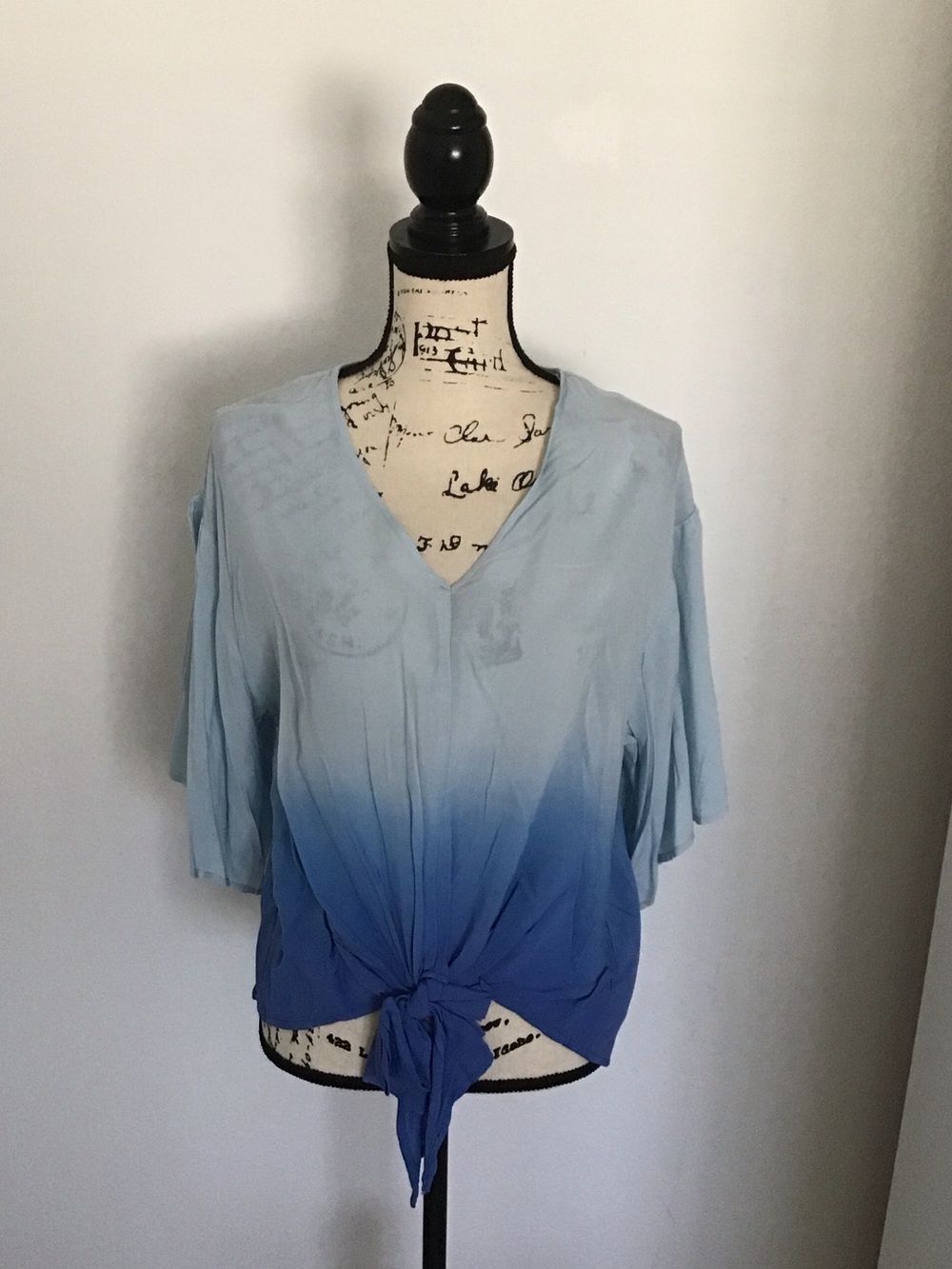 🆕 Gigio USA Tie-Front Ombre V-Neck Women's Top - Light Blue to Blue
